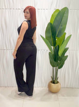 Cargar imagen en el visor de la galería, Black Top &amp; Pant Set

