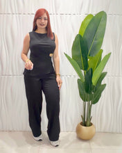 Cargar imagen en el visor de la galería, Black Top &amp; Pant Set
