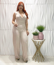 Cargar imagen en el visor de la galería, Beige Top &amp; Pant Set
