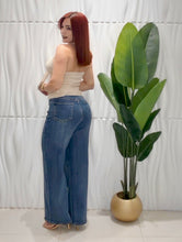 Cargar imagen en el visor de la galería, Light Wash Straight Jeans

