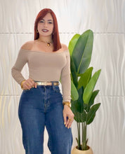 Cargar imagen en el visor de la galería, Off Shoulder Basic Top
