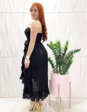 Cargar imagen en el visor de la galería, Smocked Black Woven Dress
