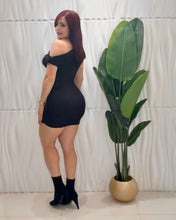 Cargar imagen en el visor de la galería, Black Off Shoulder Dress
