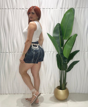 Cargar imagen en el visor de la galería, White Off Shoulder Top
