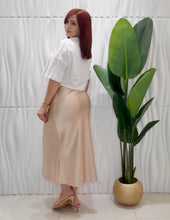 Cargar imagen en el visor de la galería, Midi Champagne Skirt
