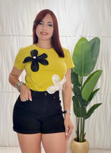 Cargar imagen en el visor de la galería, Flower Tshirt
