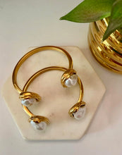 Cargar imagen en el visor de la galería, Pearl Bangle

