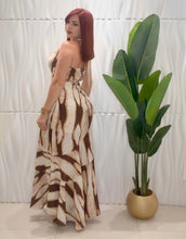 Cargar imagen en el visor de la galería, Beige &amp; Caramel Dress

