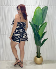 Cargar imagen en el visor de la galería, White &amp; Black Short Set
