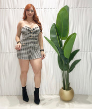 Cargar imagen en el visor de la galería, Black &amp; Ivory Button Romper
