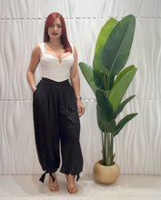 Cargar imagen en el visor de la galería, Black Jogger Pant
