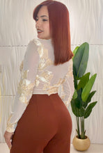 Cargar imagen en el visor de la galería, Beige Mesh Flower Top
