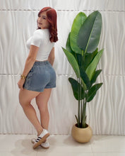 Cargar imagen en el visor de la galería, Vibrant Short Jeans
