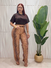 Cargar imagen en el visor de la galería, Animal Print Jeans
