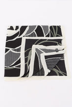 Cargar imagen en el visor de la galería, Black &amp; White Scarf
