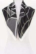 Cargar imagen en el visor de la galería, Black &amp; White Scarf
